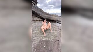 Fai vedere quanto sei porcellina? Ditalino teen italiana sugli scogli