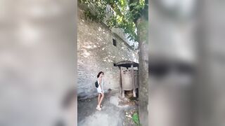 Napoletana si fa vedere a pisciare outdoor