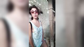 Napoletana si fa vedere a pisciare outdoor