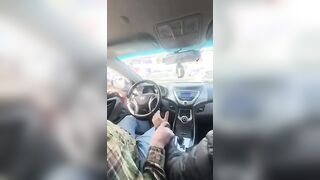 Lui guida e lei vuole fargli un bocchino