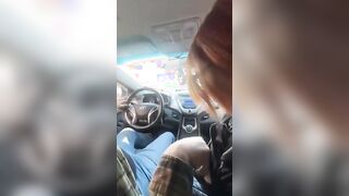 Lui guida e lei vuole fargli un bocchino