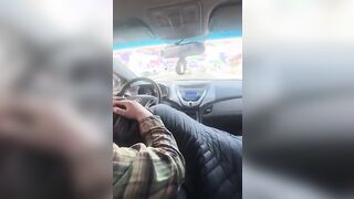 Lui guida e lei vuole fargli un bocchino