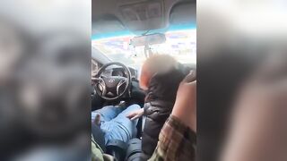 Lui guida e lei vuole fargli un bocchino