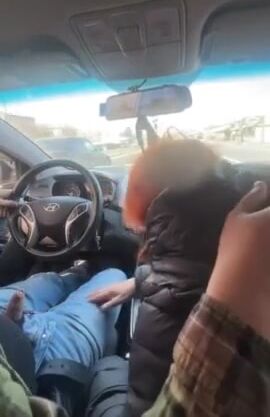 Lui guida e lei vuole fargli un bocchino