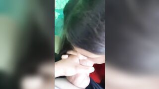 Pompino fidanzata diciottenne che sputa schifata la sborra