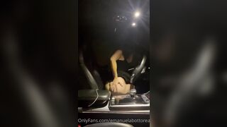 La Botto da la buonanotte ai suoi fans in auto mostrando le tettone