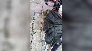 Moglie italiana si masturba in auto e i guardoni eccitati si avvicinano