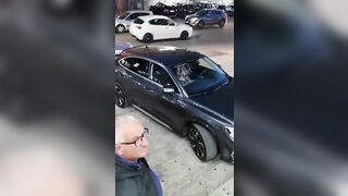 Moglie italiana si masturba in auto e i guardoni eccitati si avvicinano