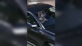 Moglie italiana si masturba in auto e i guardoni eccitati si avvicinano