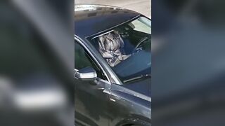 Moglie italiana si masturba in auto e i guardoni eccitati si avvicinano