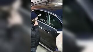 Moglie italiana si masturba in auto e i guardoni eccitati si avvicinano