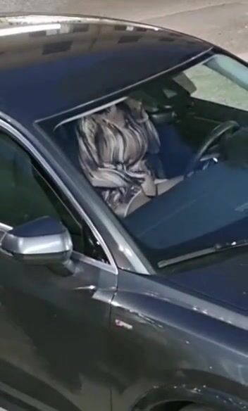 Moglie italiana si masturba in auto e i guardoni eccitati si avvicinano