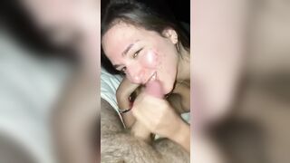 Il tuo cazzo mi piace tanto e voglio succhiartelo bene Pompino diciottenne