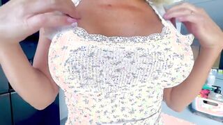 Milf italiana esce le tettone e se le palpa