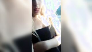 Studentessa italiana esibizionista mostra le tette e la fica in treno