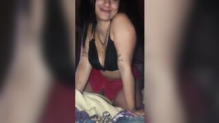 Pompino ragazzina mora in carne al fidanzato