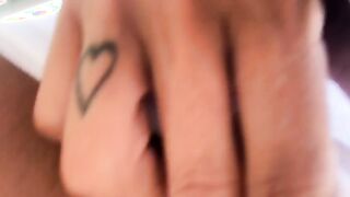 Milf tettona mostra la fica in pubblico