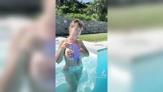 Bionda tatuata con belle tette in piscina Tiktok