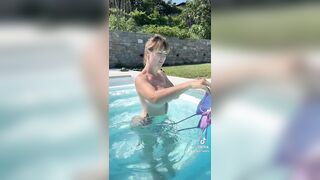Bionda tatuata con belle tette in piscina Tiktok