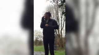 Morettina esce le tettone all'aperto