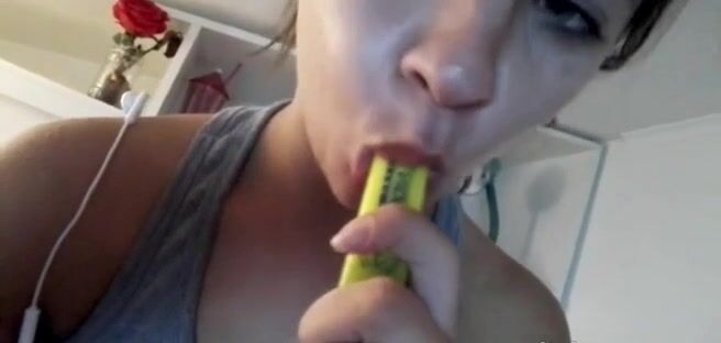 Diciottenne italiana si masturba culo e fica con l'evidenziatore