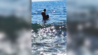 Coppia italiana beccata al mare con lei che gli fa un pompino