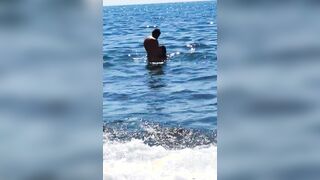 Coppia italiana beccata al mare con lei che gli fa un pompino