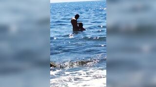 Coppia italiana beccata al mare con lei che gli fa un pompino