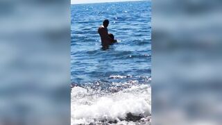 Coppia italiana beccata al mare con lei che gli fa un pompino