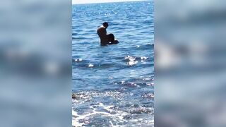 Coppia italiana beccata al mare con lei che gli fa un pompino