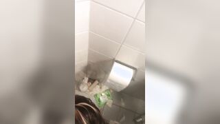 Aurora 18 anni fa un pompino a ragazzo nero e ingoia la sborra