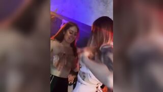 Scatenate in discoteca ballano con le tette di fuori