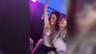 Scatenate in discoteca ballano con le tette di fuori