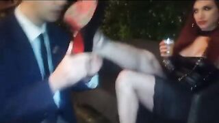 Mistress italiana si fa leccare i piedi da napoletano in un pub