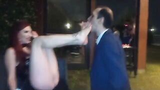 Mistress italiana si fa leccare i piedi da napoletano in un pub