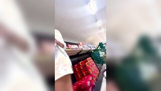 Milf italiana senza mutandine e plug anale al supermercato