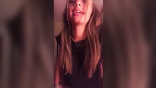 Diciottenne italiana ditalino in cameretta per il suo fidanzato