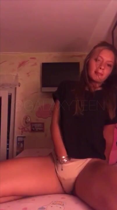 Diciottenne italiana ditalino in cameretta per il suo fidanzato