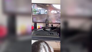 Il gioco è una merda Tu continua a succhiarmi il cazzo