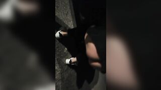 Piscia sul marciapiede e lui la riprende col cellulare