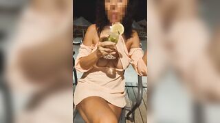 Mojito e tette al vento fronte spiaggia