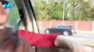 Posso registrarti e poi me lo riguardo? Pompino mentre guida in auto