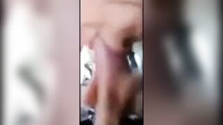 Una bella pompa in auto con sborrata in bocca