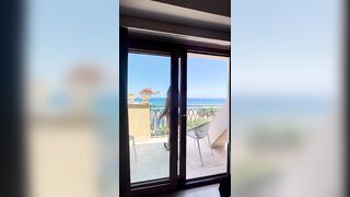 Biondina teen fica in bikini in vacanza