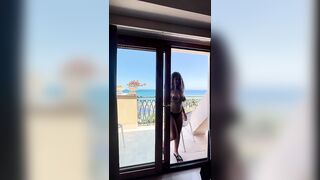 Biondina teen fica in bikini in vacanza