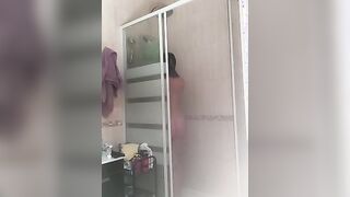 Moglie spiata nella doccia