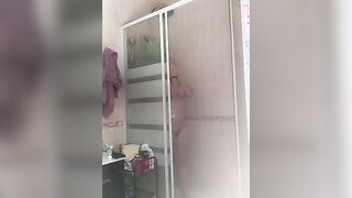 Moglie spiata nella doccia