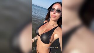 Guendalina passeggiando in bikini al mare