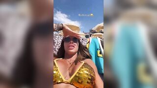 Guendalina passeggiando in bikini al mare