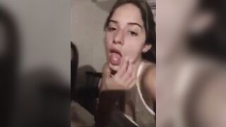 Due ragazzine troie fanno insieme un pompino all'amico